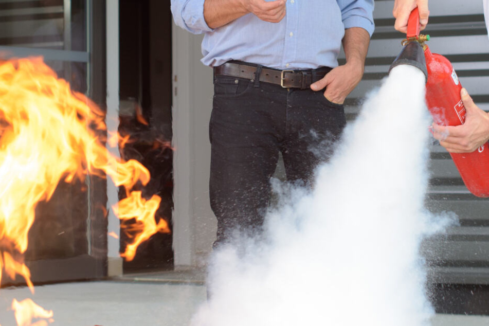 Dank eines Feuerlöschers konnten die Kleidung des 61-Jährigen schließlich gelöscht werden. (Symbolbild)