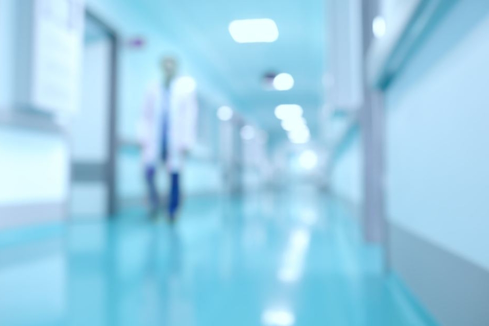 Während eines Routine-Eingriffs gab es Komplikationen, infolgedessen ein 14-Jähriger lebensgefährlich verletzt wurde und am nächsten Tag verstarb. (Symbolbild)