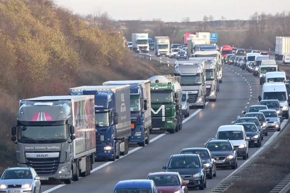 Hinter dem Unfall bildete sich ein kilometerlanger Stau.