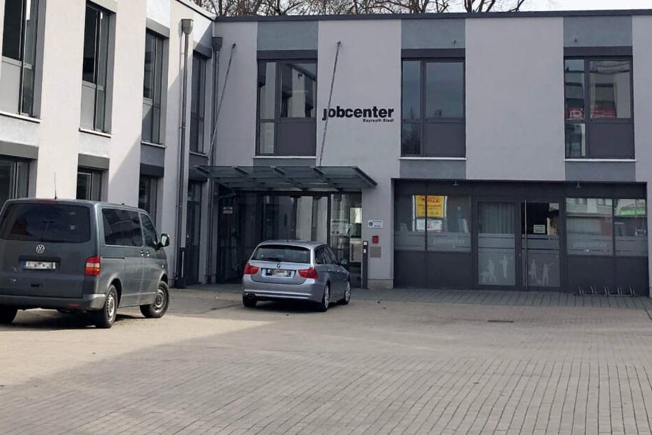 Drei Mitarbeiter eines Jobcenters sind bei einer Messerattacke verletzt worden. (Archivbild)
