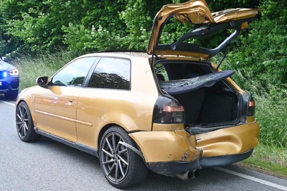 Das Fahrzeug wurde bei dem Unfall schwer beschädigt, der 18 Jahre alte Fahrer blieb allerdings unverletzt.