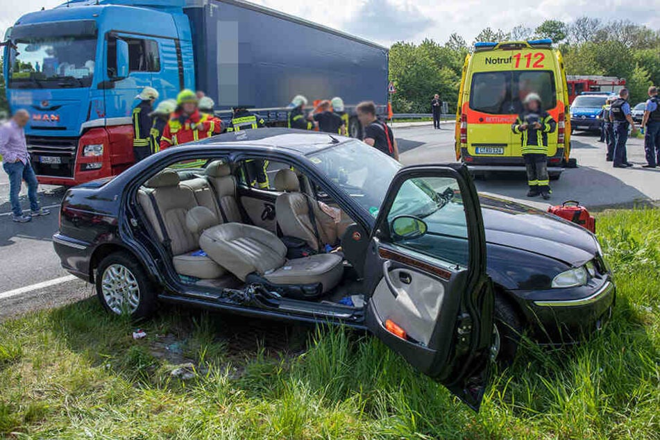 Durch den heftigen Aufprall wurde der Fahrer des Autos in seinem Fahrzeug eingeklemmt und musste von der Feuerwehr befreit werden.