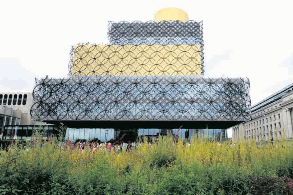 Hingucker: Die Fassade der Bibliothek von Birmingham besteht aus 16000 Teilen
- und wurde komplett in Limbach-Oberfrohna oberflächen-veredelt.