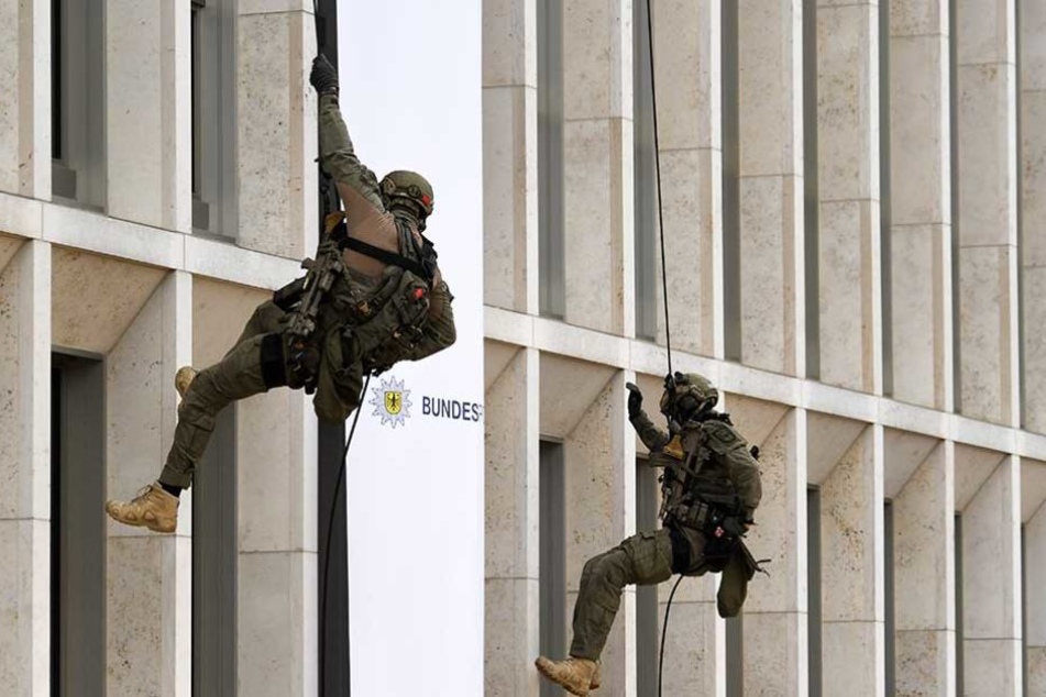 Elitepolizisten der GSG9 seilen sich vom Innenministerium ab.
