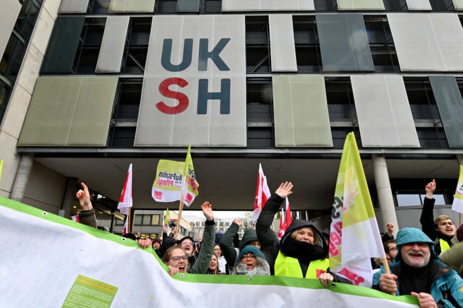 Streikende Pflegekräfte stehen vor dem Universitätsklinikum UKSH.