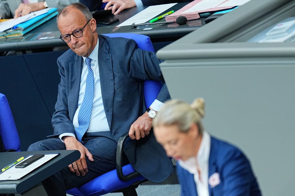 Bundeskanzler Friedrich Merz (70, CDU) schaut grimmig aus der Wäsche, während die AfD-Bundesvorsitzende Alice Weidel (47) am Rednerpult steht: Noch schließt die Union eine Zusammenarbeit mit der Rechtsaußen-Partei aus.
