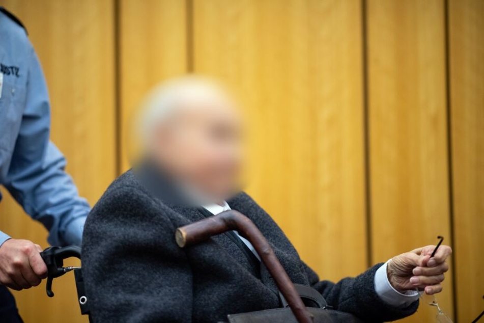 Mit einem Rollstuhl wurde der ehemalige KZ-Wachmann jedesmal ins Gericht geschoben.