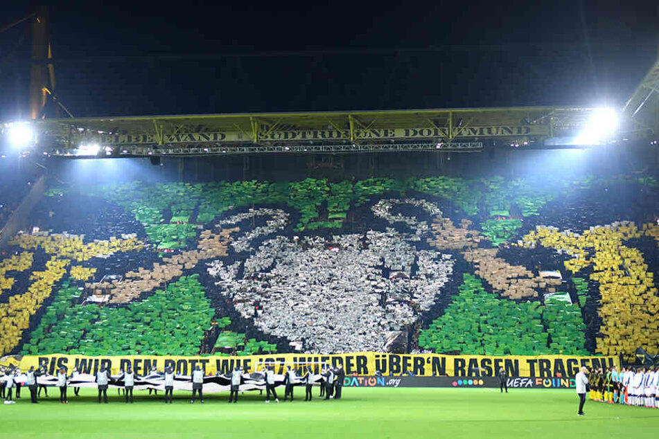 Klasse Choreografie der BVB-Fans auf der Südtribüne vor Spielbeginn.