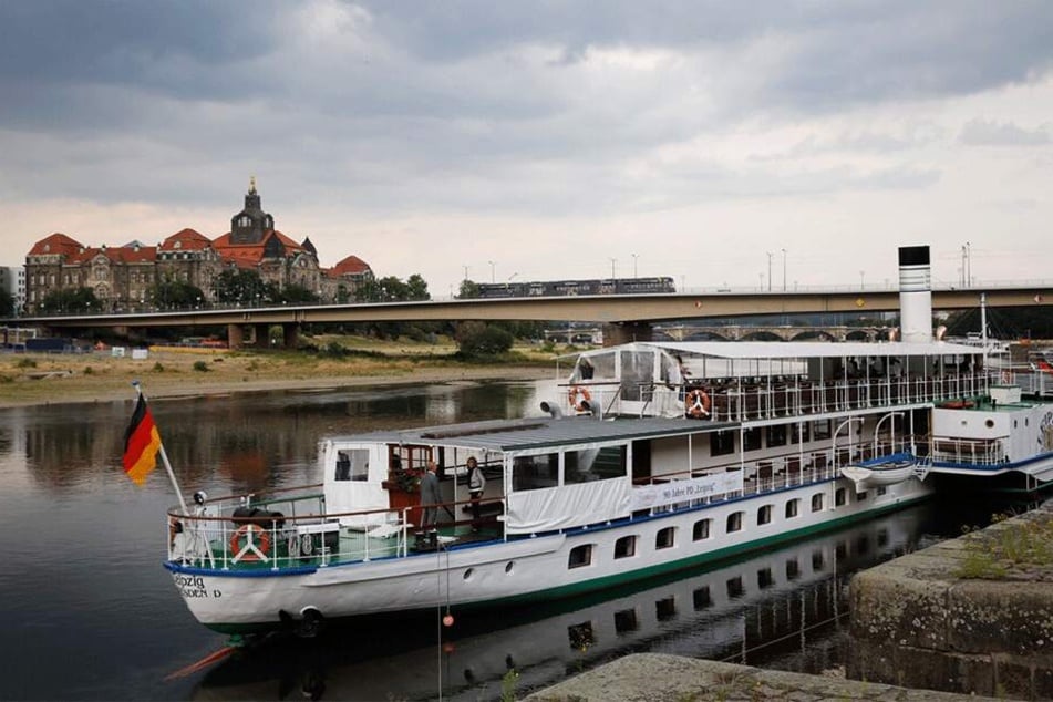 Postkarten-Idylle in Not: Trotz sinkendem Elbpegel steht der Weißen Flotte das Wasser bis zum Hals.