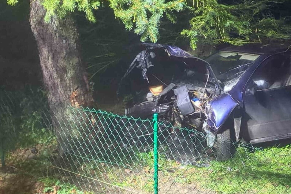 Skoda kollidiert mit Baum: 37-Jähriger nach Unfall schwer verletzt