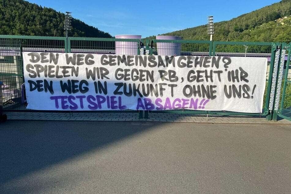 Die Fans sind sauer! Dieser Banner hängt derzeit am Erzgebirgsstadion.