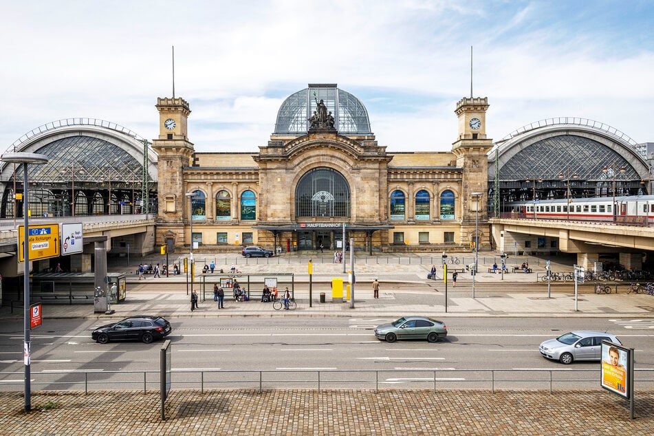 An der Haltestelle "Hauptbahnhof" verließ der Mann den Bus. Polizisten fanden ihn wenig später auf dem Vorplatz.