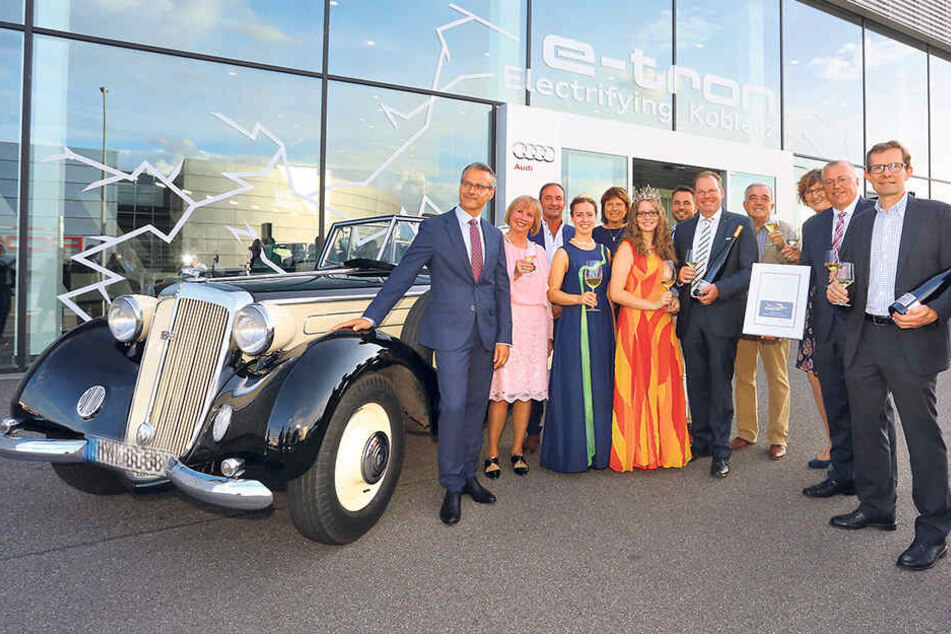 Zur Präsentation der "August-Horch-Edition 2019" kam auch die Zwickauer OB Pia Findeiß (5.v.l.).