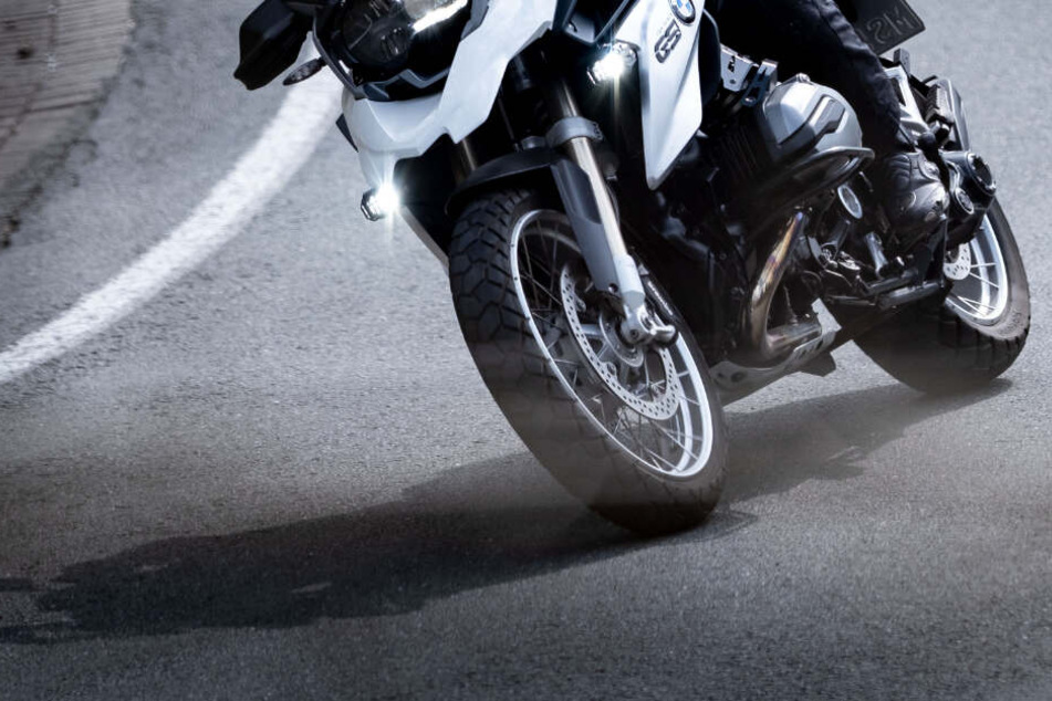 Der Motorradfahrer stürzte und wurde schwer verletzt. (Symbolbild)