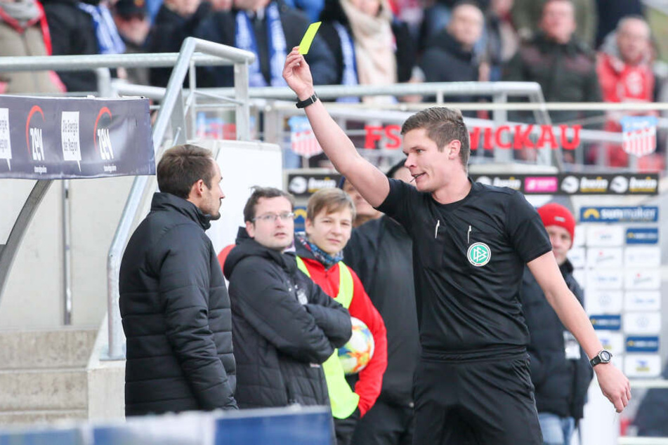 Schiri Florian Exner in Aktion. Hier zeigte er FSV-Sportdirektor Toni Wachsmuth die Gelbe Karte.