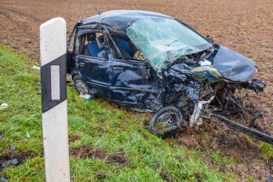 Beide Fahrer wurden bei dem Unfall schwer verletzt.