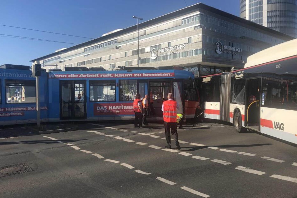 Mitten af einer Kreuzung krachten die Straßenbahn und der Bus zusammen. Der Aufprall war so heftig, dass die Bahn aus den Gleisen sprang.