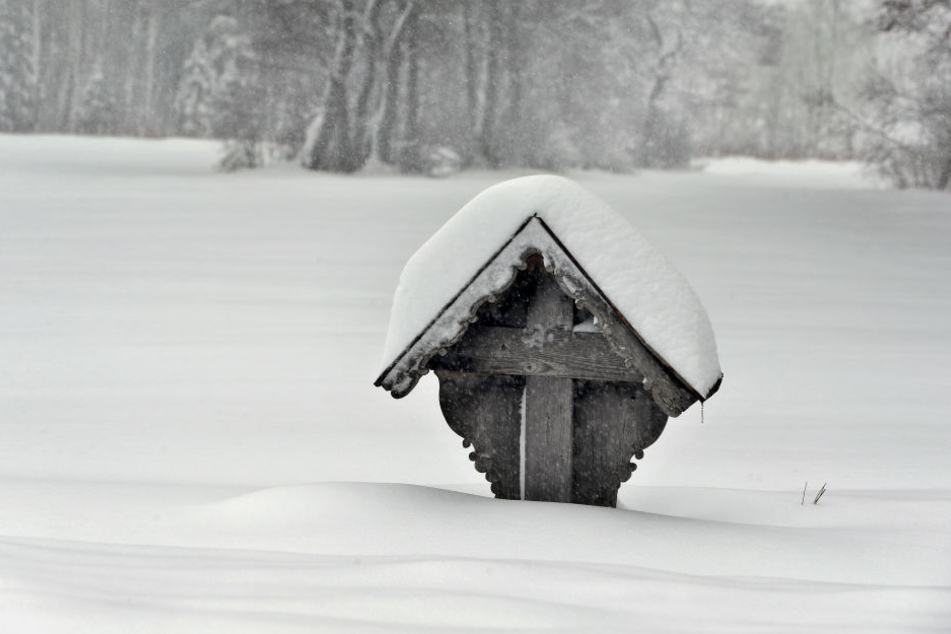Schnee ohne Ende in Bayern: Ein Wegkreuz in Wessobrunn ist tief eingeschneit.