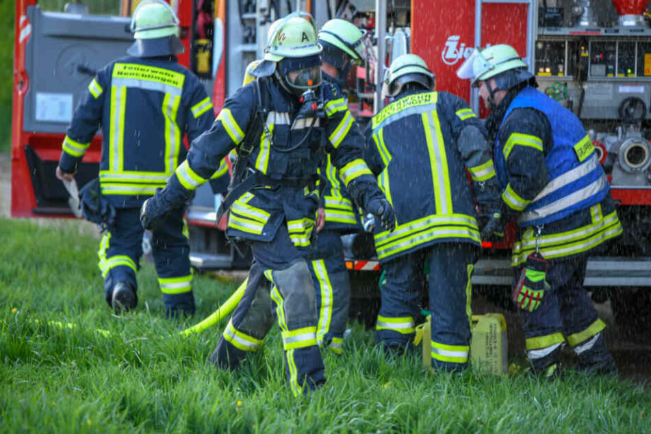 Einsatzkräfte vor Ort. Die schwer verletzten Eheleute kamen ins Krankenhaus.