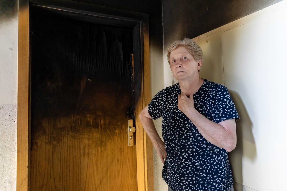 Nachbarin Petra Schramm (67) steht vor der Wohnung der toten Seniorin.