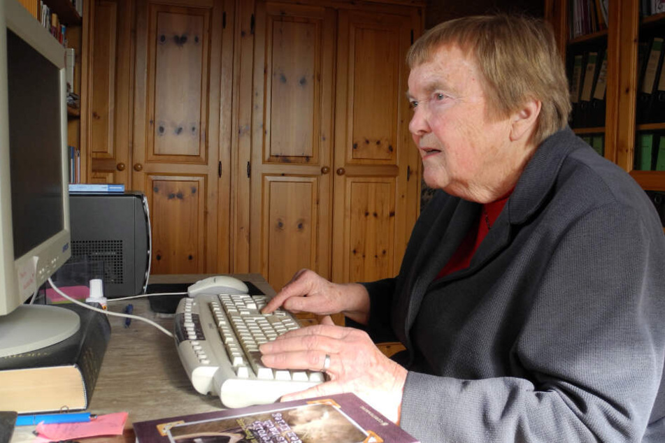 Berufung statt Beruf: Die Schriftstellerin Gudrun Pausewang im Februar 2012 bei der Arbeit. (Archiv)