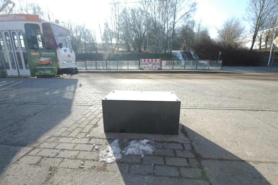 Nach der Explosion und den Räumungsarbeiten bleibt nur der Sockel zurück.