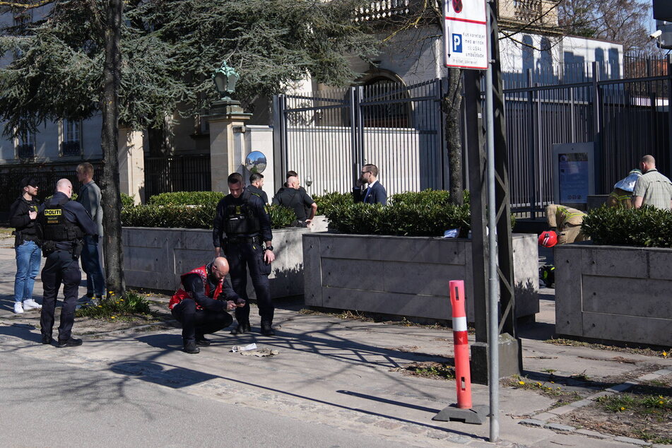 An 18-year-old man set himself alight in front of the US embassy in Copenhagen on Friday, Danish police reported.