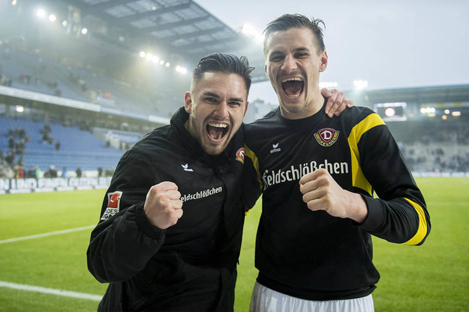 Jubel bei den Hinspiel-Torschützen! Pascal Testroet (l.) hofft auf einen Einsatz, Stefan Kutschke muss wegen seines Schädel-Hirn-Traumas zuschauen.