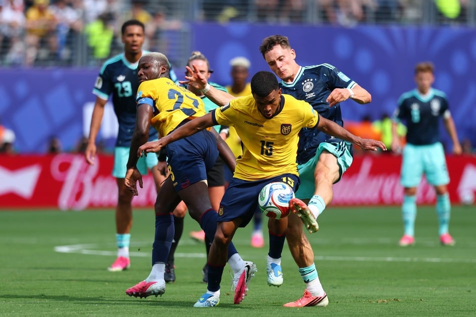 DFB-Star Florian Wirtz (23, rechts) und Ecuadors Pedro Vite (24) kämpfen um den Ball.