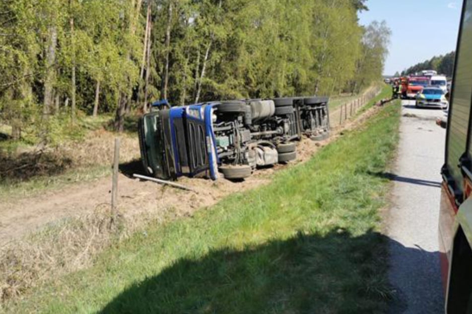 Der Lastwagen kippte auf die Seite.