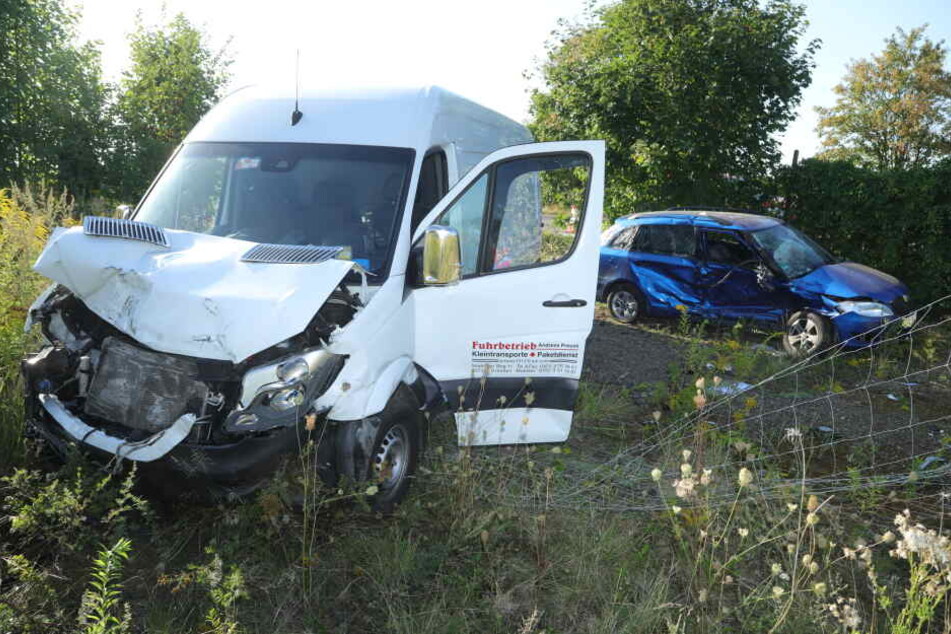 Skoda und Mercedes mit heftigen Spuren nach dem Unfall.
