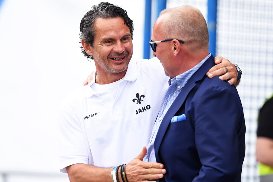 Die Blume auf dem Shirt ändert sich: Von den Darmstädter Lilien, wo Dirk Schuster (l.) bis Februar an der Seitenlinie stand, geht es nun zu den Veilchen. Dort wird der gebürtige Karl-Marx-Städter von FCE-Präsident Helge Leonhardt empfangen.