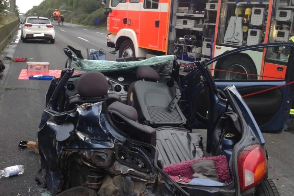 Lkw prallt mit voller Wucht in Auto: Drei Schwerverletzte