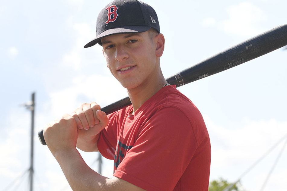 Der 17-jährige Marco Cardoso aus Paderborn hat beim MLB-Traditionsverein Boston Red Sox einen Profivertrag unterschrieben.