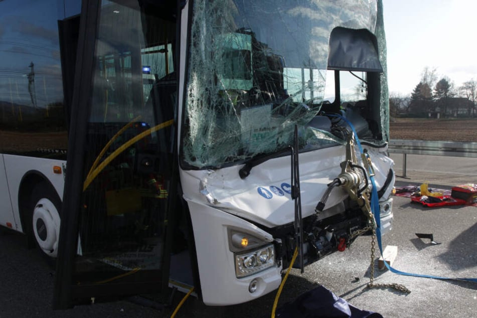Der Bus wurde völlig eingedrückt.
