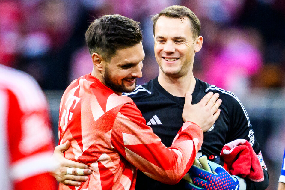 Manuel Neuer (37, r.) und Sven Ulreich (35) bleiben dem FC Bayern München auch über die laufende Saison hinaus erhalten.