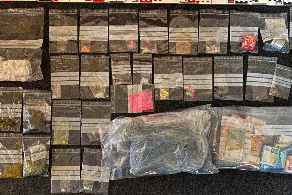Die Polizei fand Drogen im Wert von über 55.000 Euro. (Symbolbild)