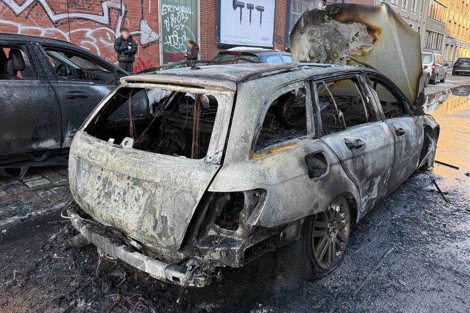 Das Feuer des brennenden Autos ging auf zwei weitere Wagen über.