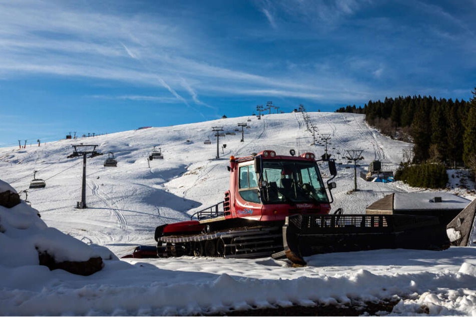 Die Piste wird vor Saisonbeginn vorbereitet.
