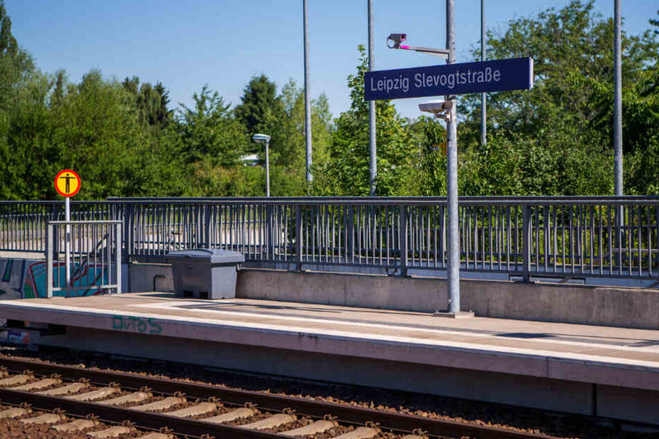 Gegen 4.27 Uhr detonierte am S-Bahn-Haltepunkt "Leipzig-Slevogtstraße" ein Sprengsatz. Jetzt könnte die Polizei die Verantwortlichen gestellt haben.
