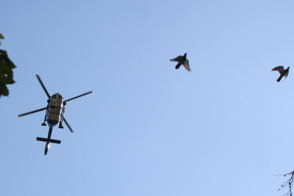 Die Polizei suchte unter anderem mit einem Hubschrauber und einer Drohne nach dem Verdächtigen. (Symbolbild)