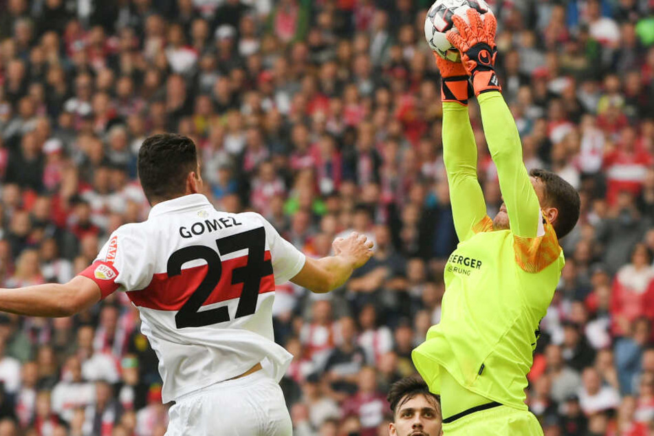 Nürnbergs Keeper Christian Mathenia fängt die Kugel vor VfB-Star Mario Gomez.