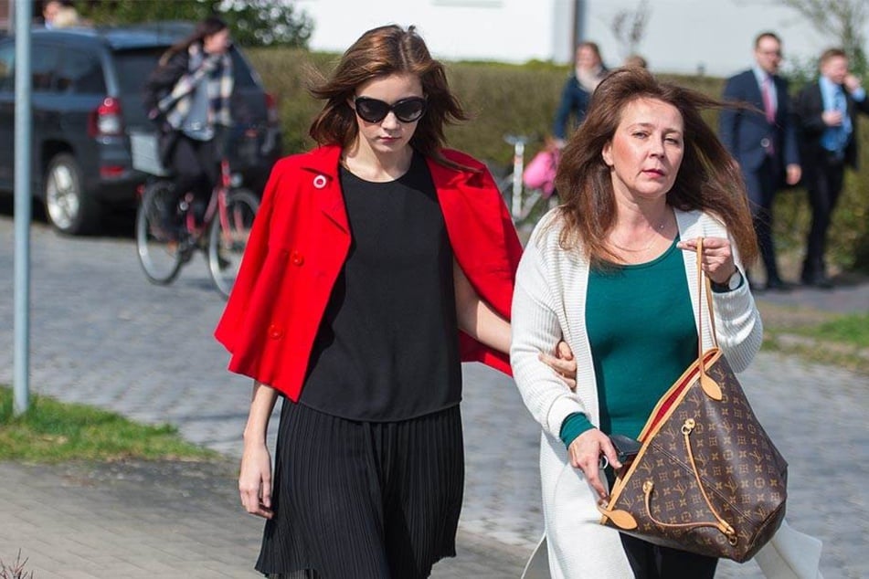 Nathalie Volk und ihre Mutter auf dem Weg ins Gericht. Die Lehrerin wurde zu einer Geldstrafe verurteilt.