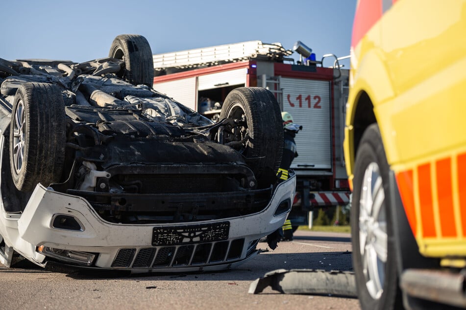 Ein 23-Jähriger kam am Samstagabend mit seinem Mercedes von der Straße ab und überschlug sich. (Symbolbild)