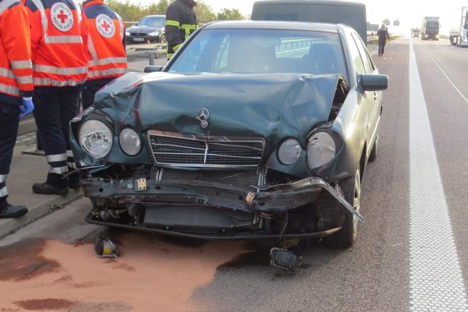 Der Mercedes-Fahrer konnte nach dem Spurwechsel des Opel nicht mehr rechtzeitig bremsen. Er wurde schwer verletzt.