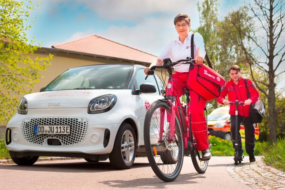 Für den Weg zum Klienten stehen moderne Dienstwagen oder stylische E-Bikes zur Verfügung.