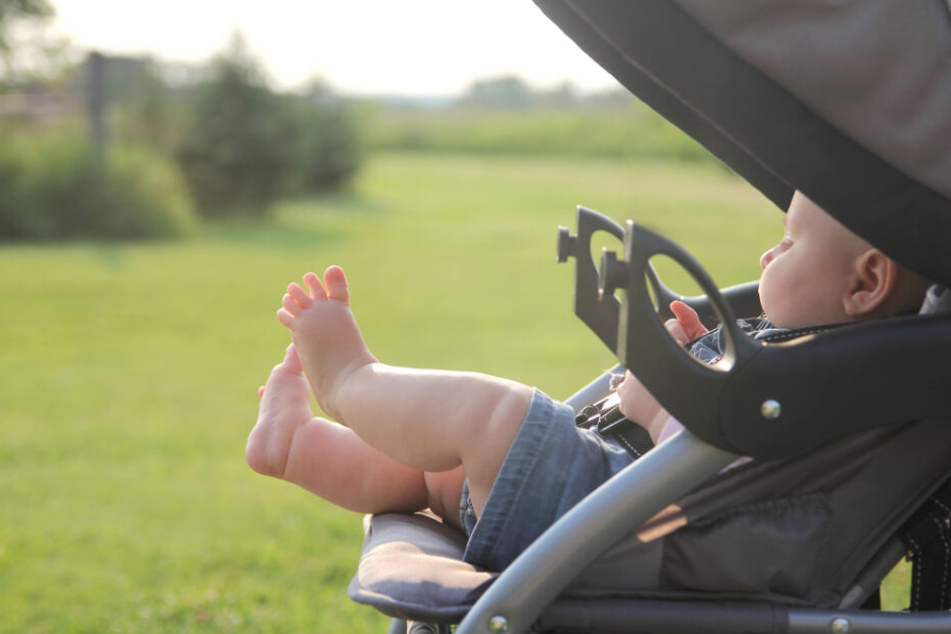Das sechs Monate alte Baby und sein Bruder wurden bei dem Unfall leicht verletzt. (Symbolbild)