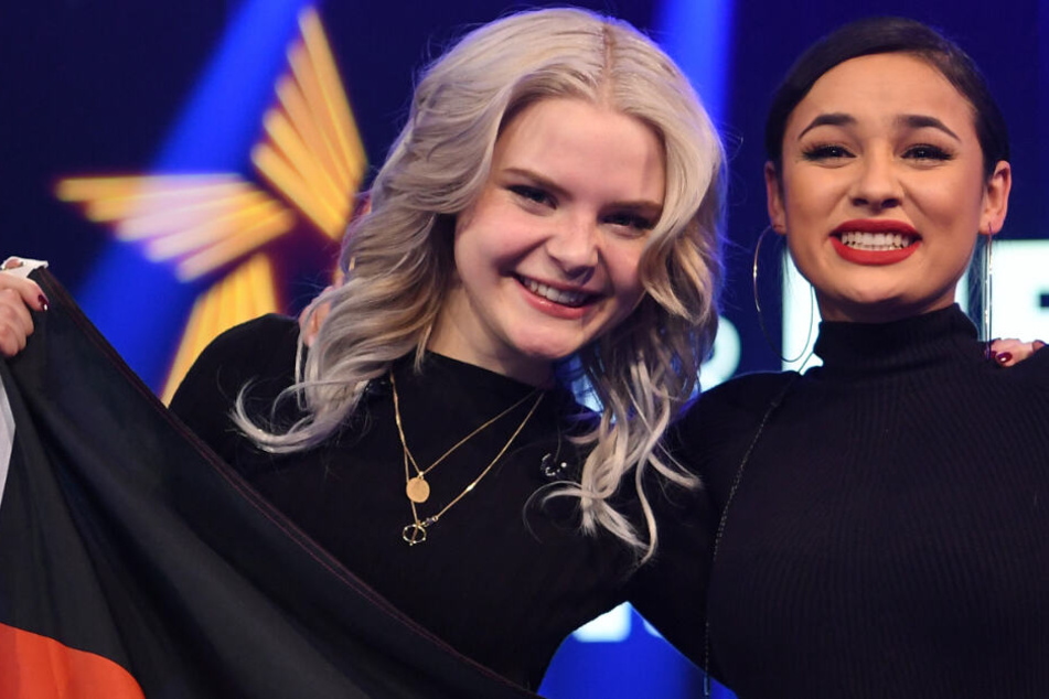 Freudestrahlend posieren Laurita und Carlotta für die Kameras.