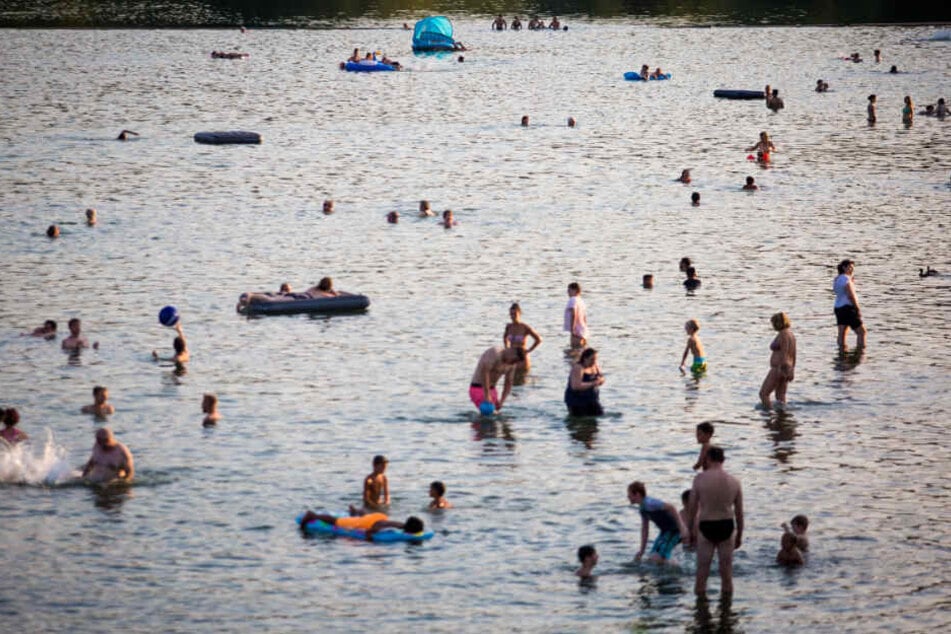 Im Badesee "Ehmetsklinge" schwimmen Menschen.