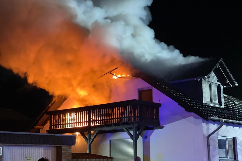 Das Dach und das erste Obergeschoss eines Hauses in Großeneder standen in Flammen.